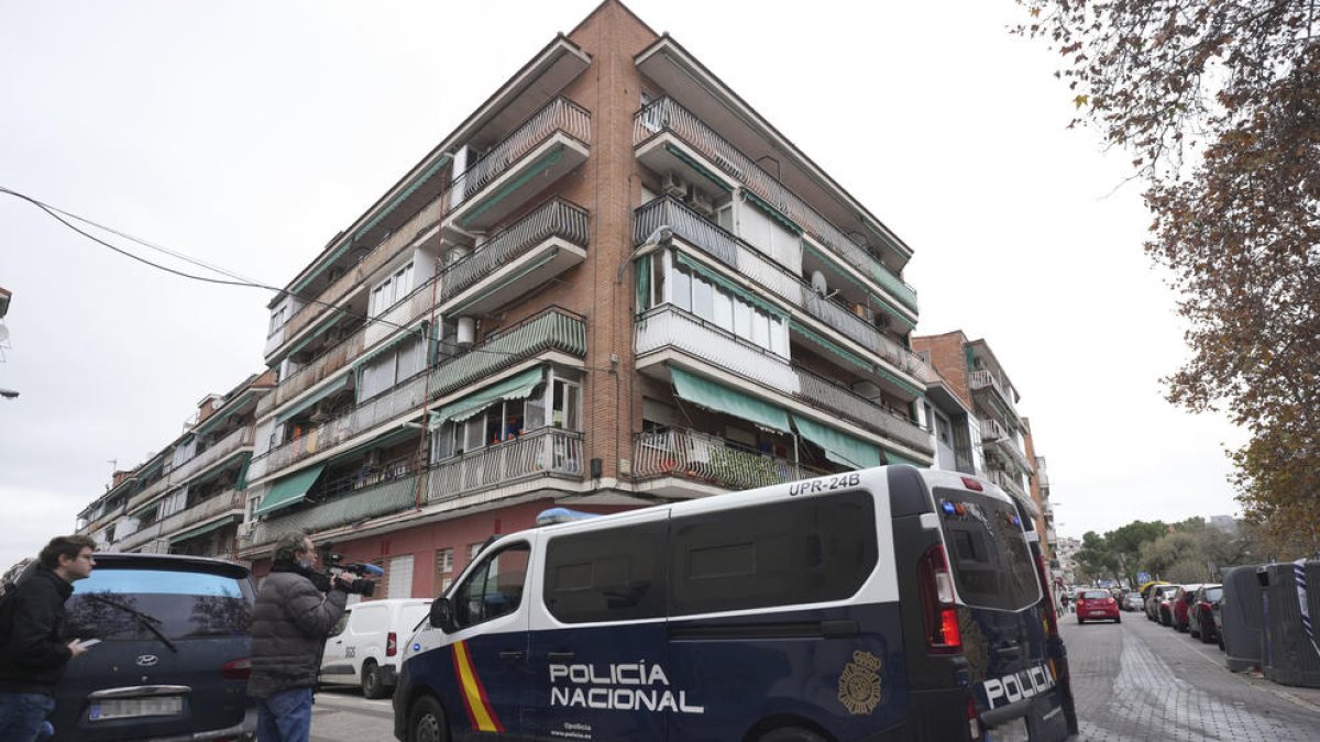 Un home mata la filla de la seua exparella, de les quals tenia ordre d'allunyament