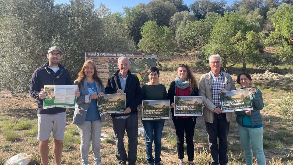 Presentación con representantes de diferentes entidades.