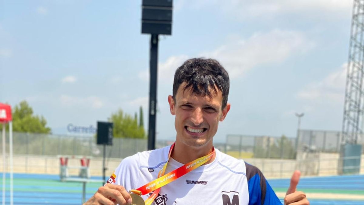 Xavi Badia, del Xafatolls, con su medalla de campeón de España.