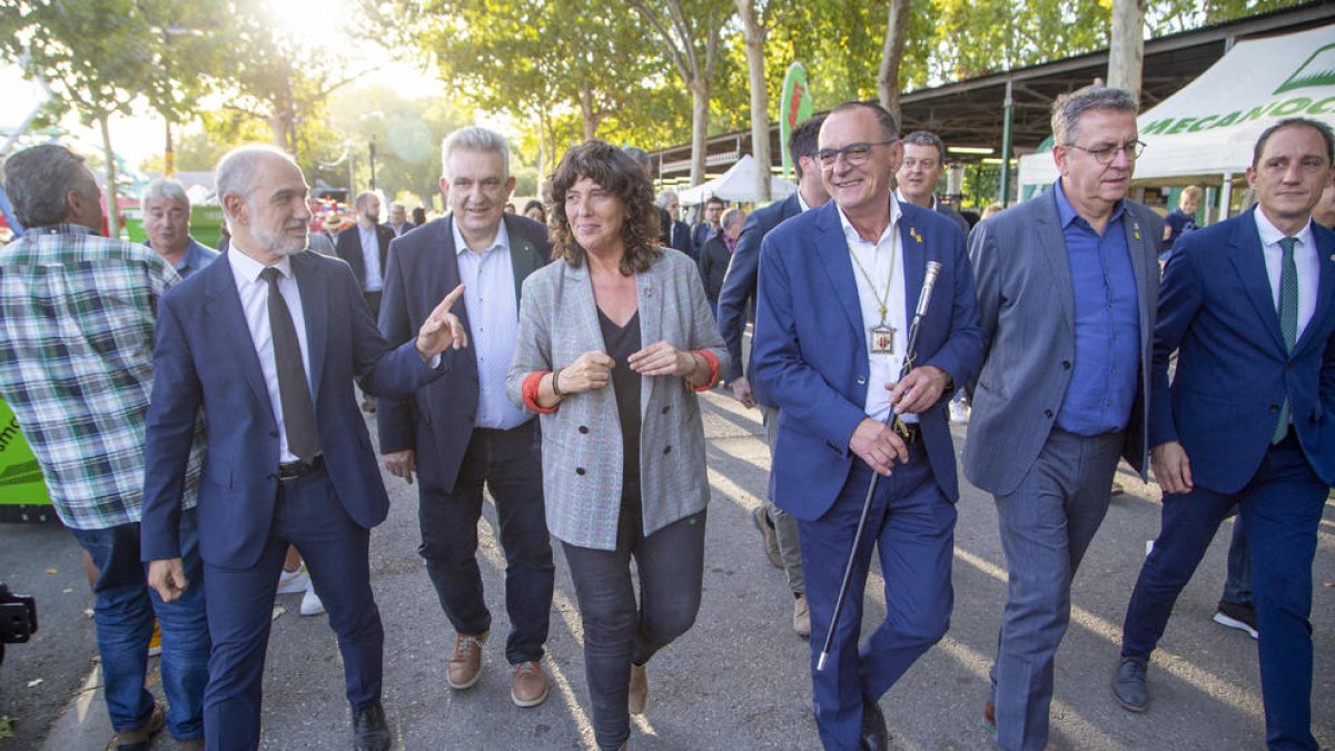 Les autoritats, encapçalades per la consellera Teresa Jordà, ahir recorrent la fira.