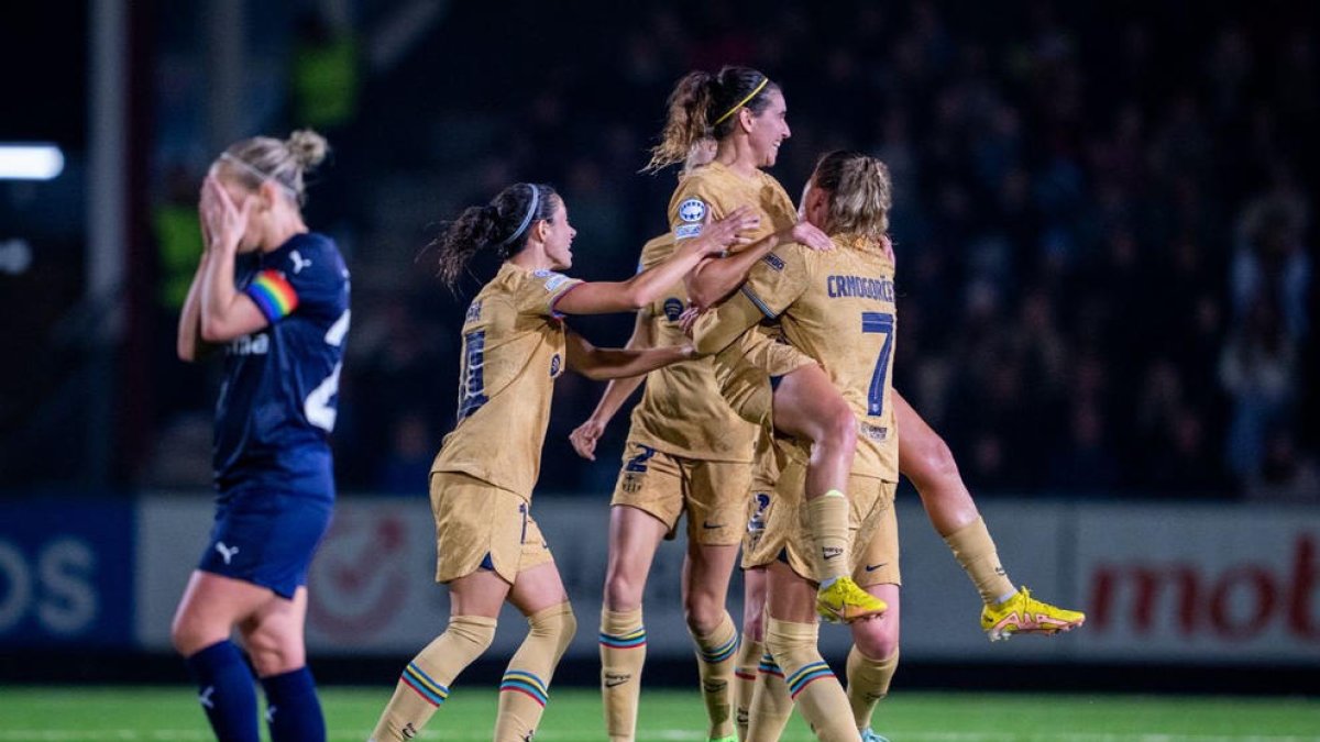 Mariona Caldentey és felicitada per les companyes després de marcar un gol des de mig camp.