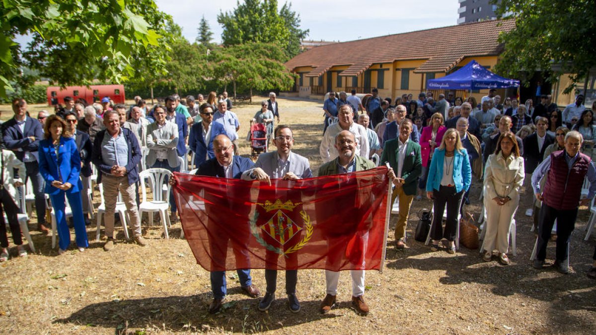Tellado, Palau i Fernández, amb la bandera de Lleida abans d’iniciar l’acte central de campanya del PP.
