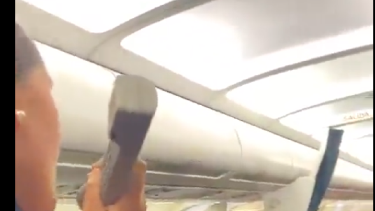 Una hostessa d'Iberia Express emociona els passatgers en cantar una nadala en ple vol