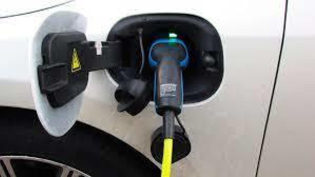 Instal·laran panells solars per carregar vehicles en cases