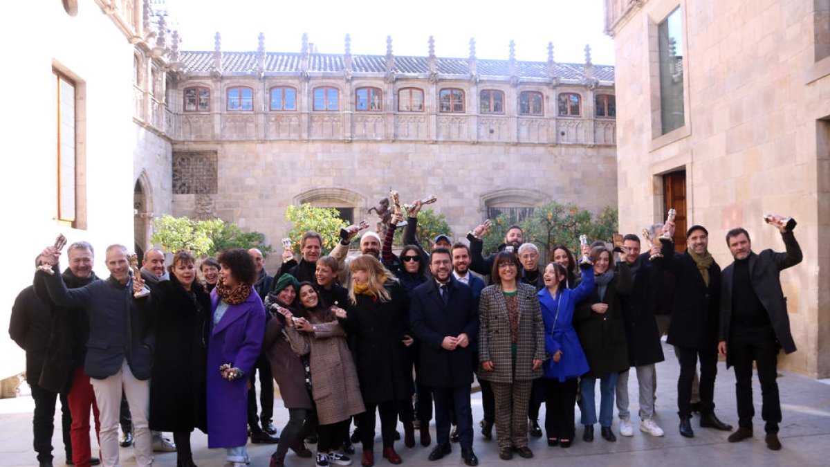 El president Pere Aragonès i la consellera de Cultura, Natàlia Garriga, amb alguns dels Premis Gaudí, ahir al Palau de la Generalitat.