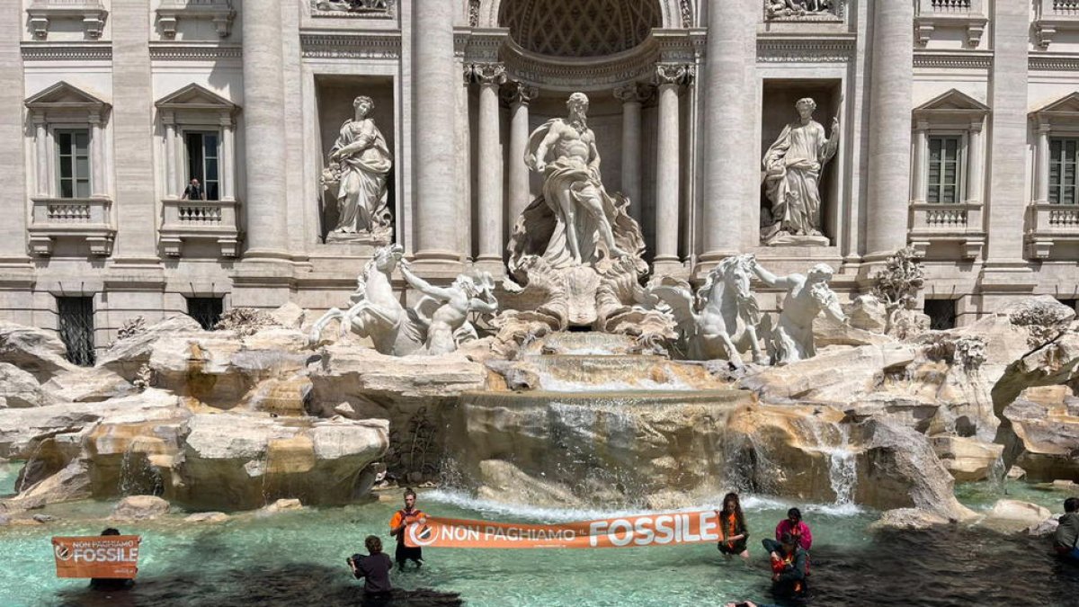 Activistas por el clima tiñen de negro la Fontana di Trevi de Roma