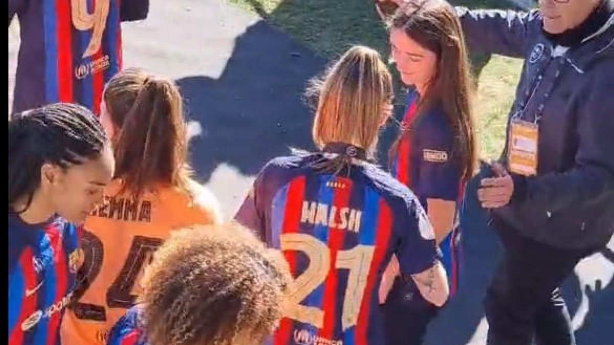Las jugadoras del Barça tuvieron que recoger sus medallas.