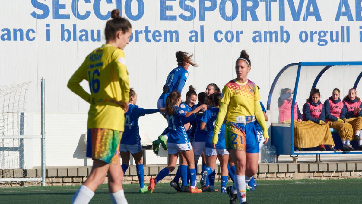 Las jugadoras del AEM celebrando el primer gol ante el Juan Grande.