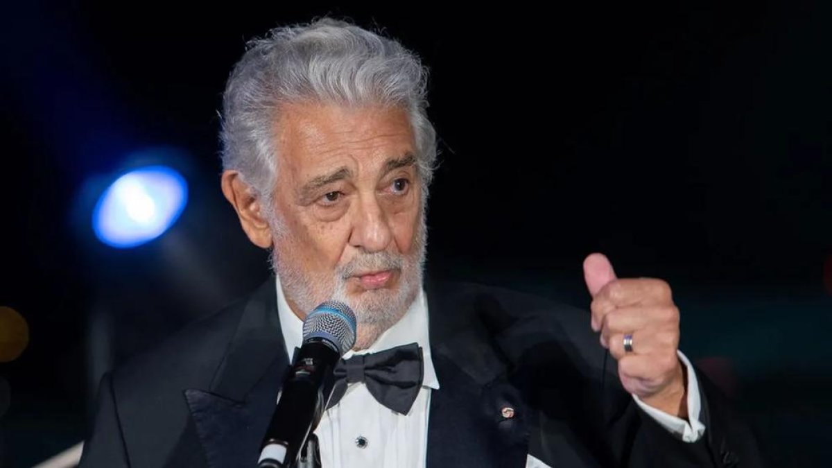 El tenor Plácido Domingo se ha visto envuelto en un turbio asunto sobre una supuesta escuela de yoga.