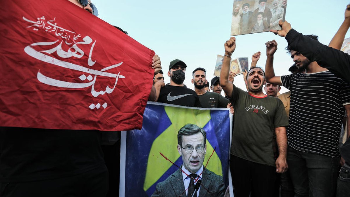 Varios hombres en una protesta en Irak contra la quema de un Corán en Suecia.