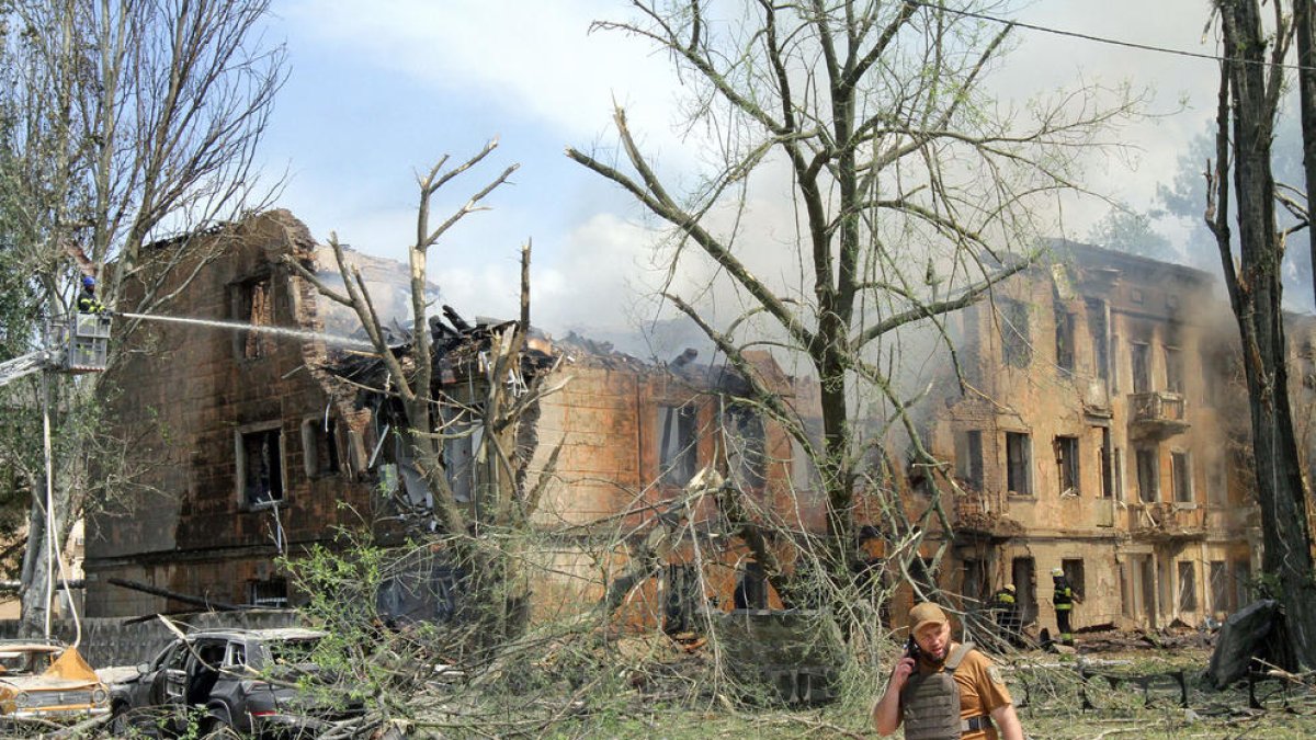 Los continuos bombardeos de Rusia sobre lugares residenciales está dejando muchos edificios en ruinas.