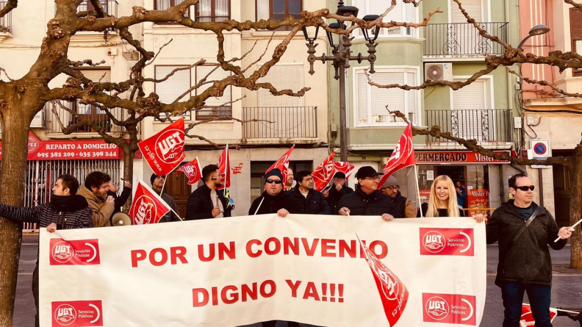 Nova mobilització del personal encarregat de la neteja viària a Fraga divendres passat.