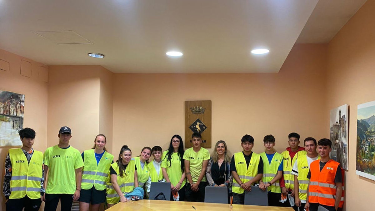 Los jóvenes de Vilaller que participan en la iniciativa.