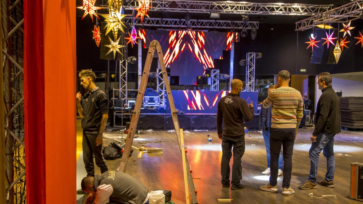 Últims preparatius. La Llotja tornarà a convertir-se en ‘discoteca’ per donar la benvinguda al 2023. Operaris estaven ultimant ahir el muntatge per a la celebració d’aquesta gran festa, que gairebé ha esgotat entrades.