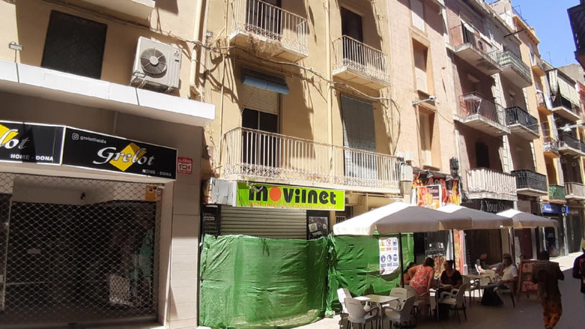 La Paeria declaró en ruina y está derribando este edificio de la calle del Carme 41 al no hacerlo su titular.