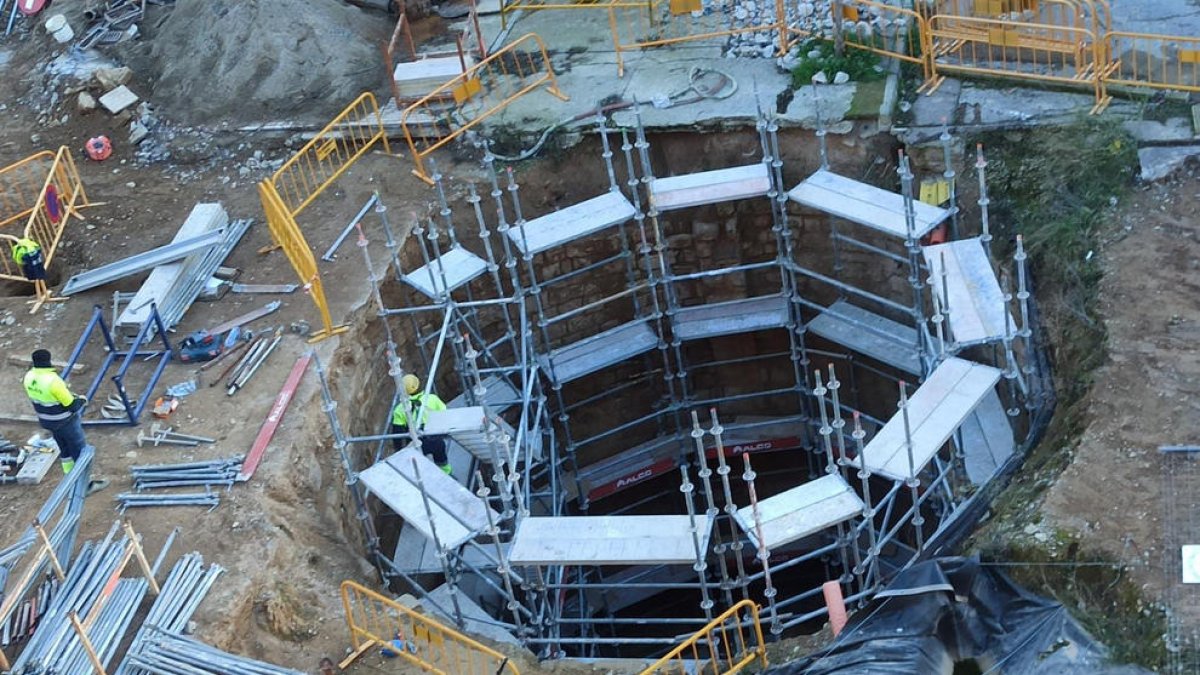 Los andamios que se han colocado dentro del pozo que tiene una profundidad de 10 metros.
