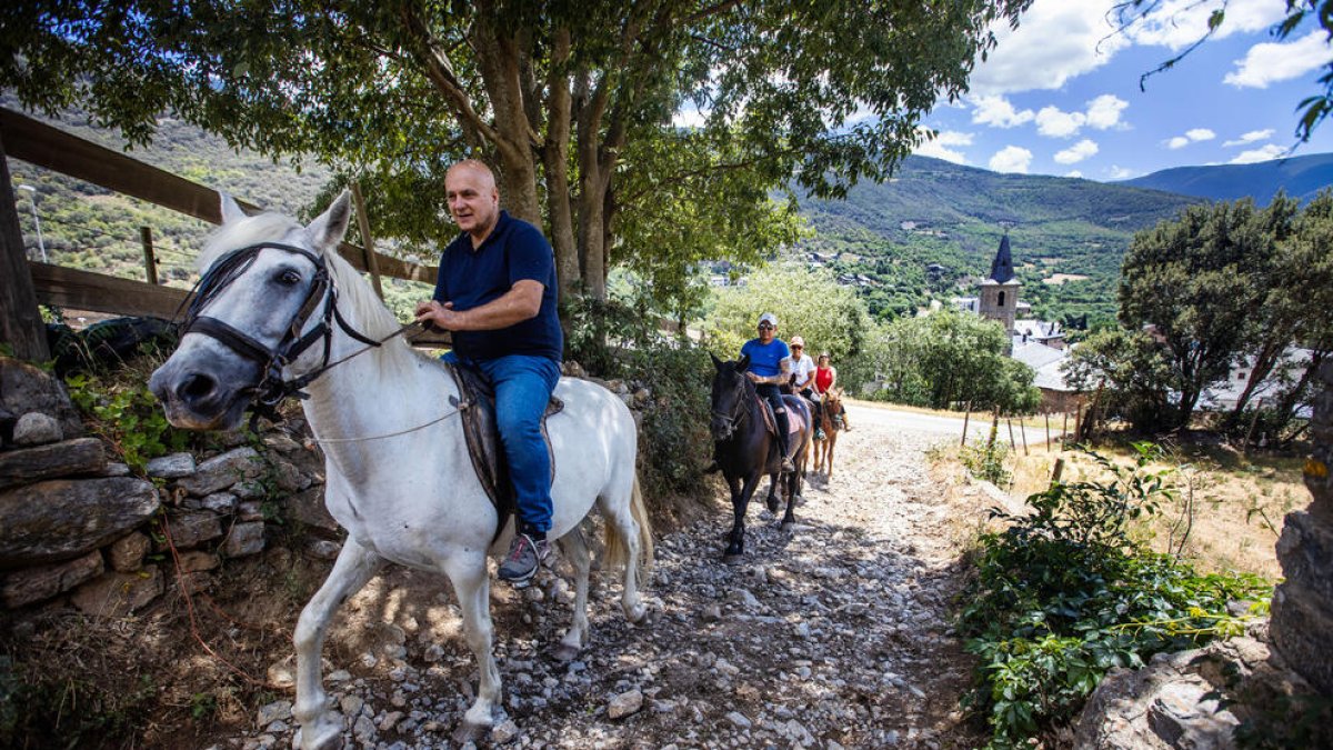 Excursionistas a caballo ayer por la mañana a la salida de Sort.