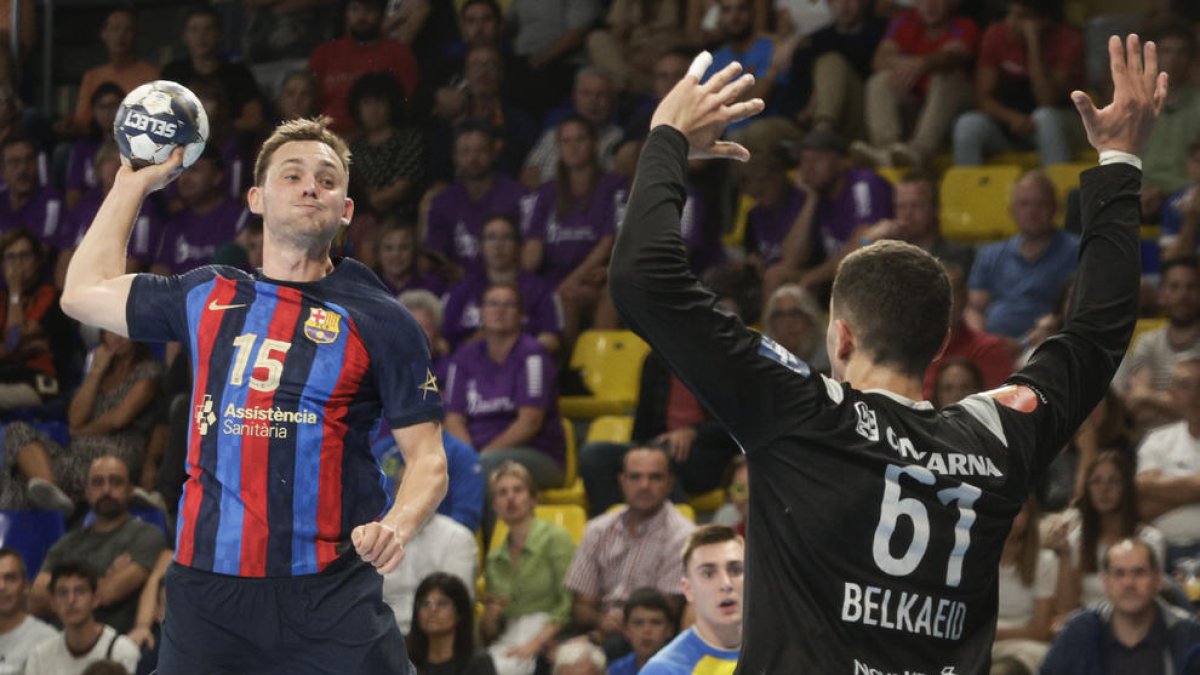 Hampus Wanne llança davant del porter tunisià del Celje Belkaied.