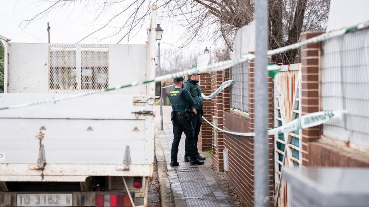 La Guàrdia Civil davant la casa on un home va assassinar l’exparella a Toledo.