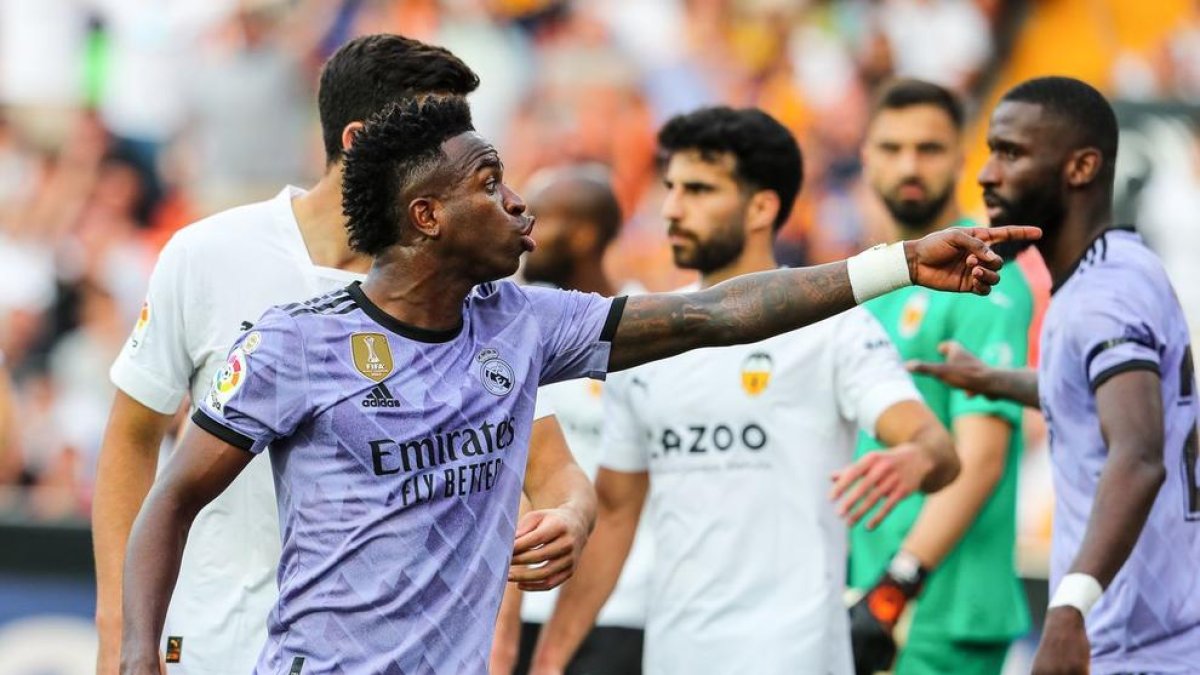Vinicius Junior protesta durante el partido de este domingo en el campo del Valencia.