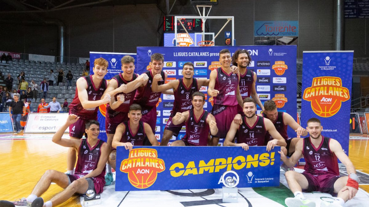 Els jugadors de l'ICG Força Lleida posen eufòrics amb el trofeu