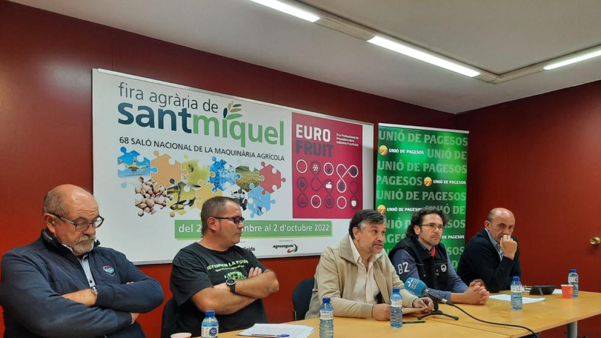 Representants d’UP a Lleida i el coordinador nacional, Joan Caball, al centre, ahir a la Fira.