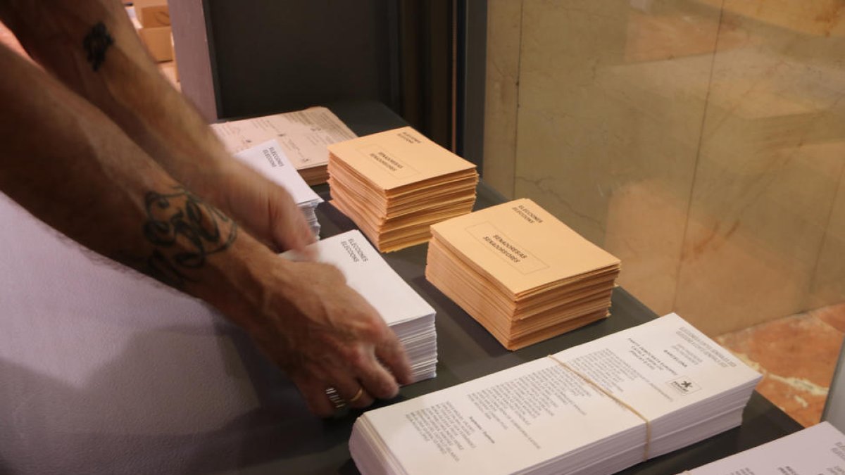 Abren los más de 2.500 colegios electorales: 5'7 millones de catalanes y catalanas están llamados en las urnas