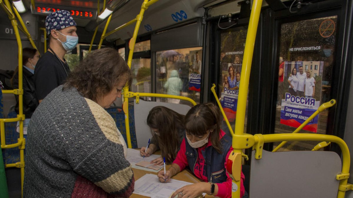 Una dona vota sobre l’annexió de les regions d’Ucraïna a Rússia.