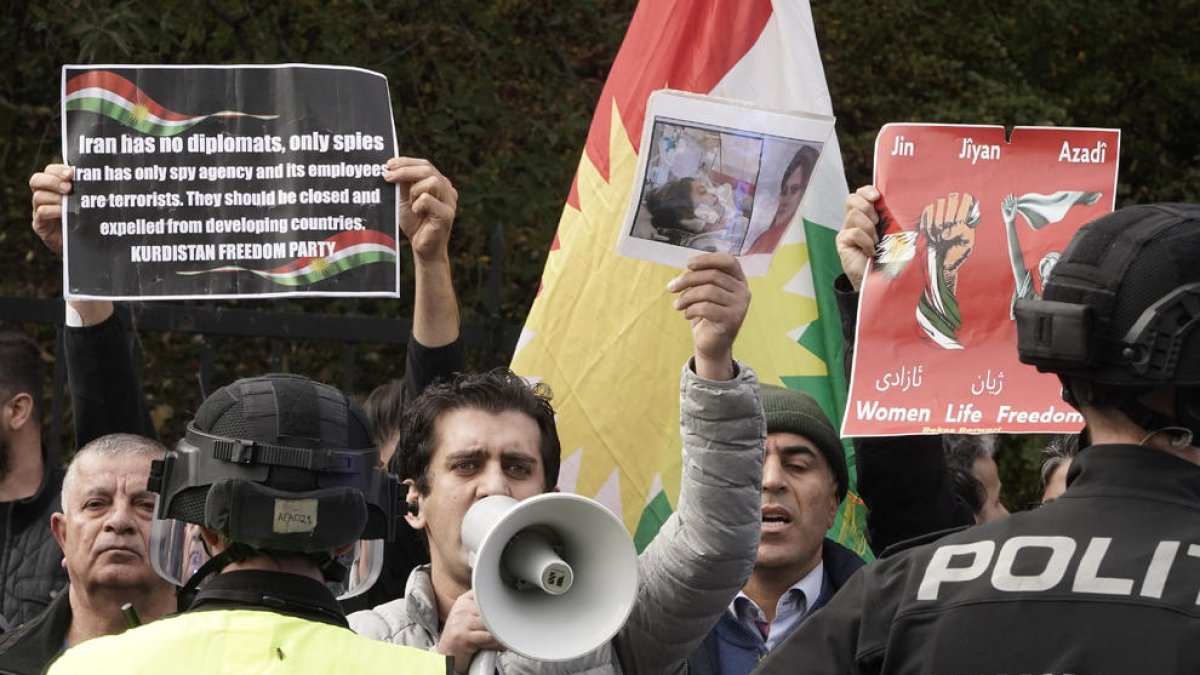 La Policía bloquea una protesta por la muerte de Amini en Oslo.