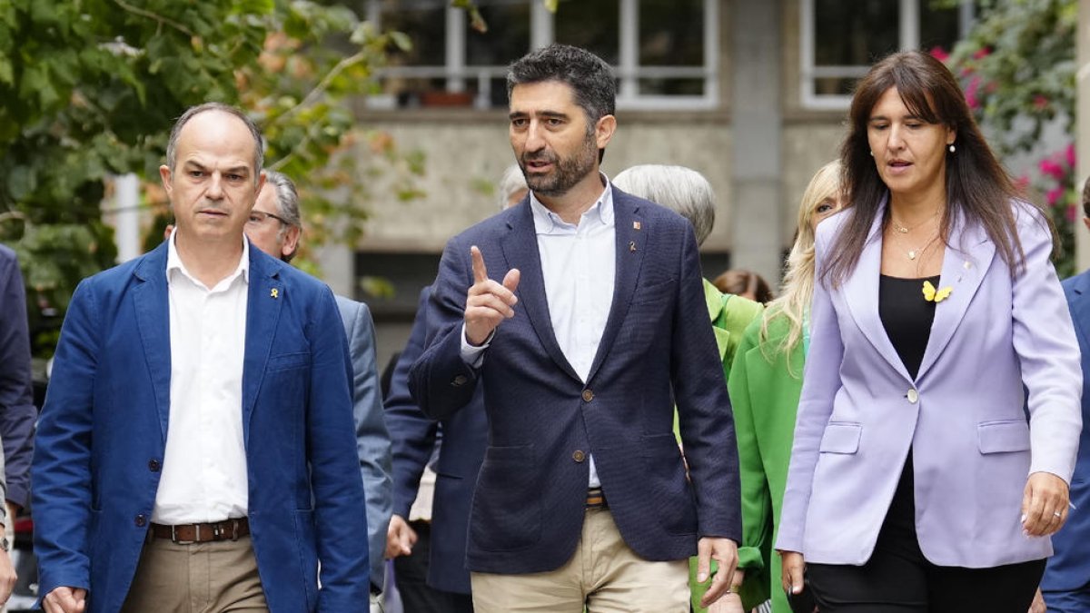 Jordi Turull junto a Jordi Puigneró y Laura Borràs llegando ayer a la Ejecutiva de Junts para tratar la crisis de Govern.