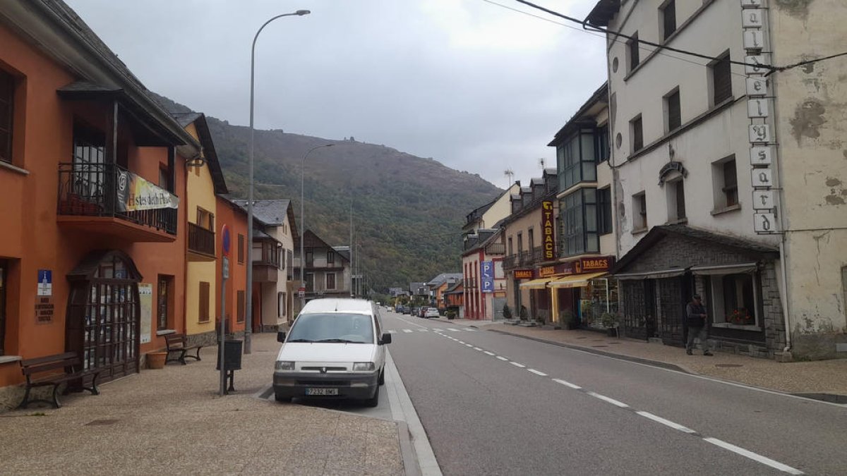 Uno de los dos estancos abiertos en Les.