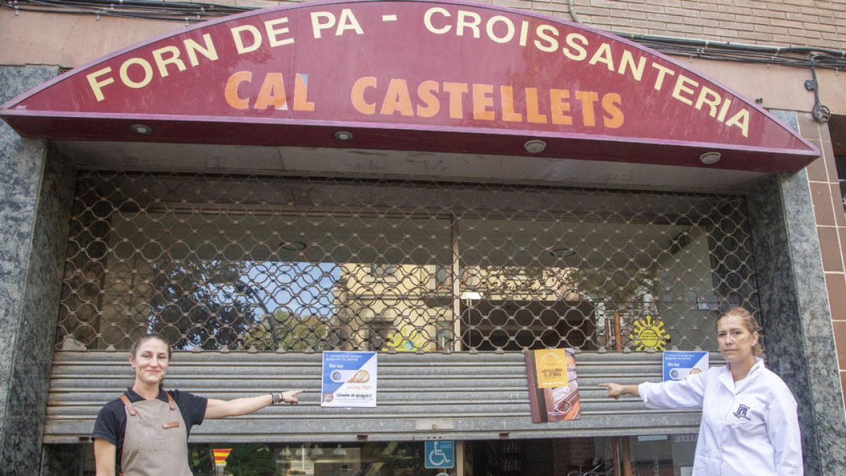 Una panadería de Tàrrega con la persiana medio bajada ayer al mediodía