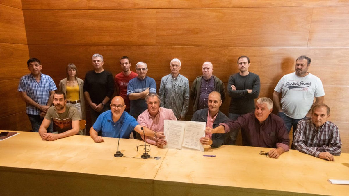 La firma del manifest per limitar les centrals solars ahir a la Granadella.