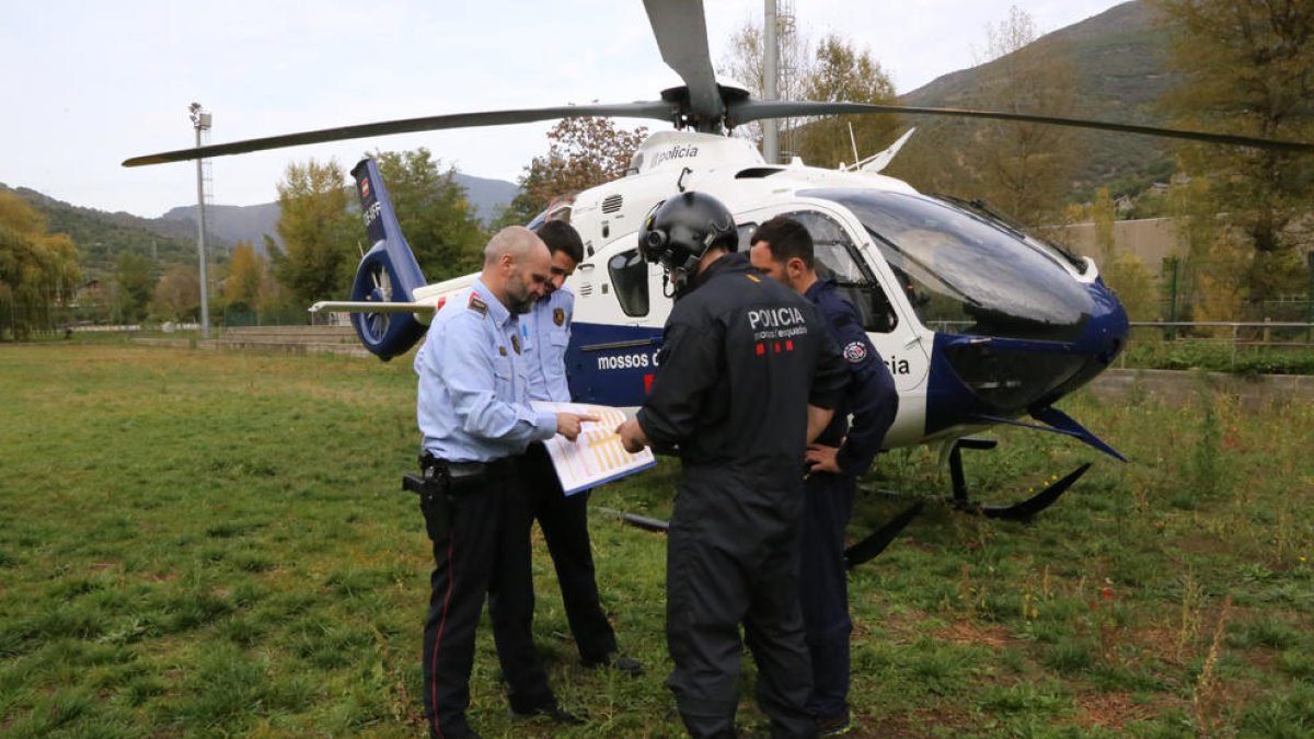 Efectivos de los Mossos d’Esquadra, ayer durante el dispositivo de búsqueda.