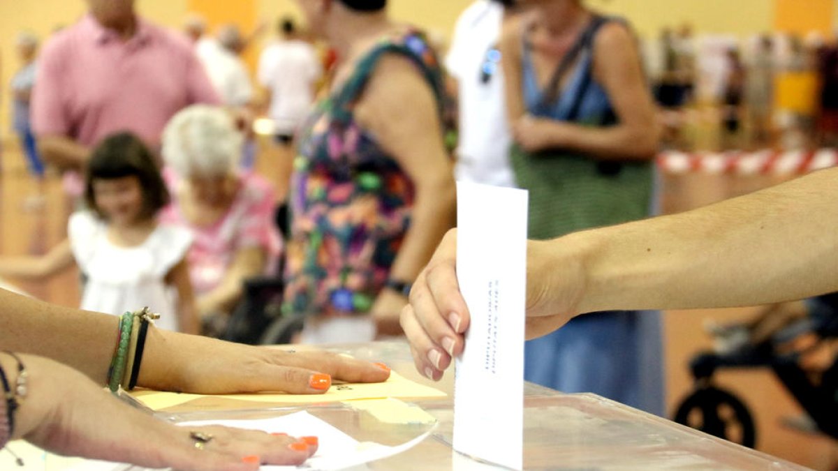 La participació a Catalunya es desploma onze punts fins al 48,6% a les 18 hores