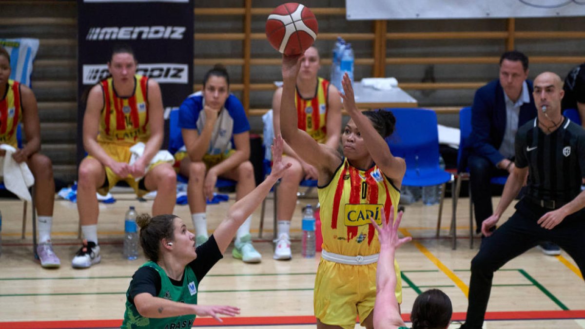 Stephanie Watts llança cistella al partit contra l’Araski.