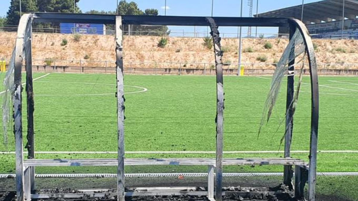 Imatge de la banqueta cremada al Ramon Espasa.