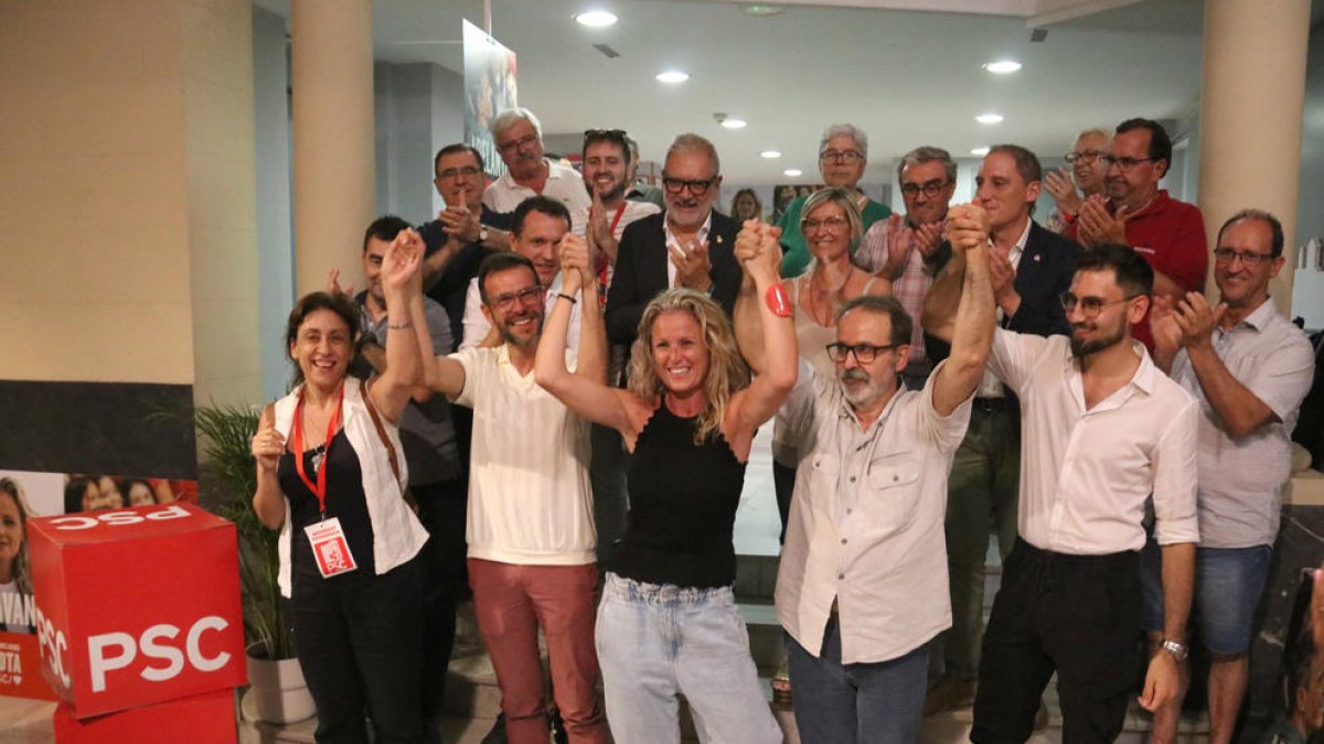 Celebración en la sede del PSC en Lleida después de conocer los resultados.