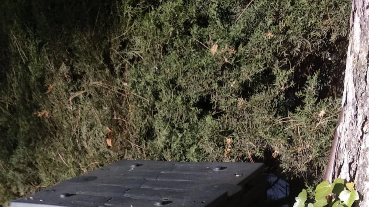 Un compostador ya instalado en una de las masías del Solsonès.