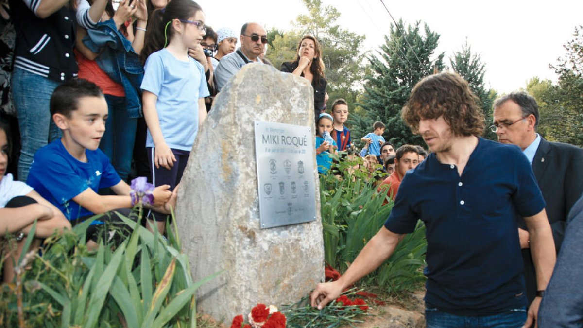 Puyol deposita flores en la placa que Tremp dedicó a Roqué en 2013.