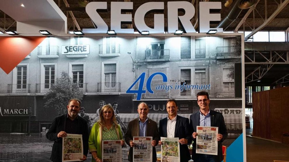 Jordi Turull visita l'estand de Segre a la Fira de Sant Miquel