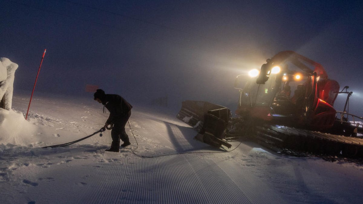 Gerard, Carles, Sergi i Mario cuiden l’estació quan la gent dorm.