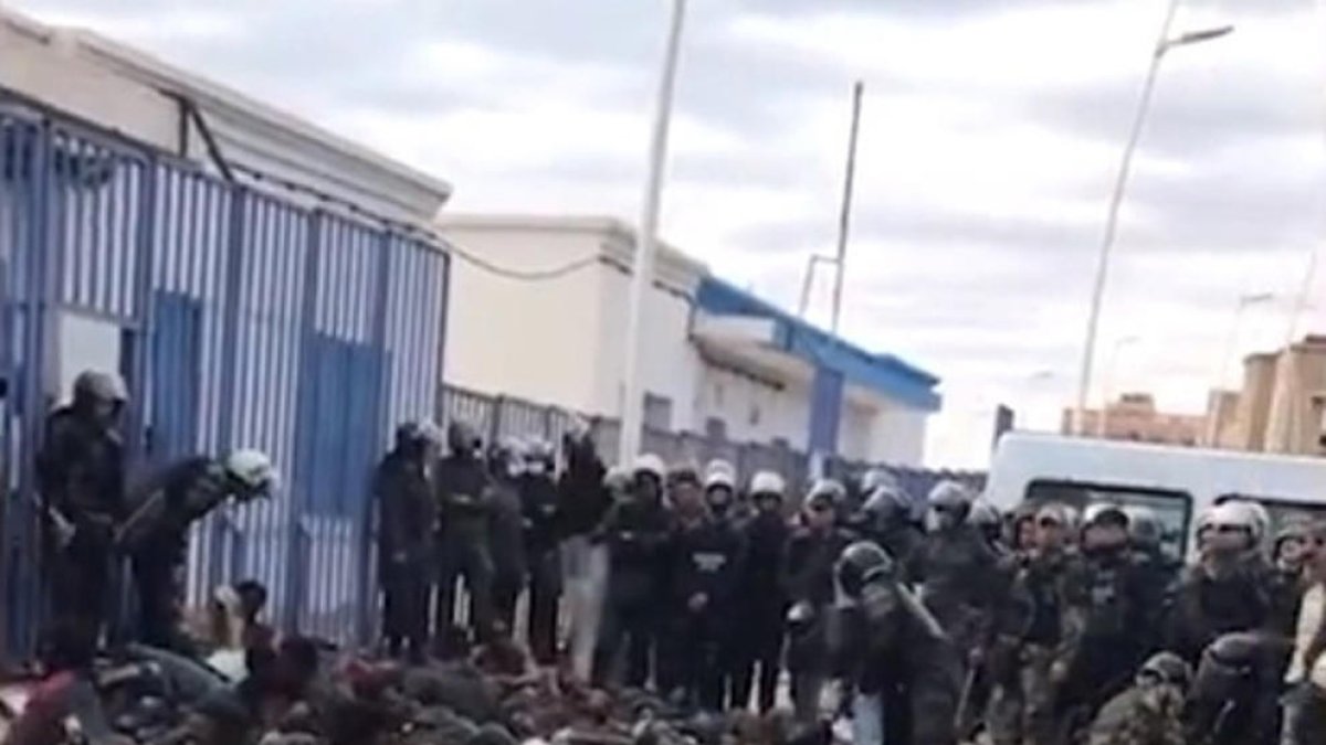 Subsaharians estesos en un vídeo de l’AMDH de Nador.