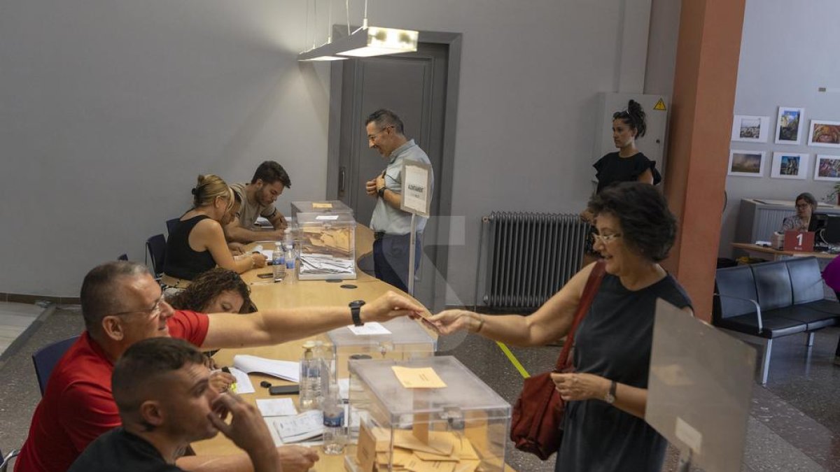 Un moment de la jornada electoral en una mesa situada a Tàrrega.