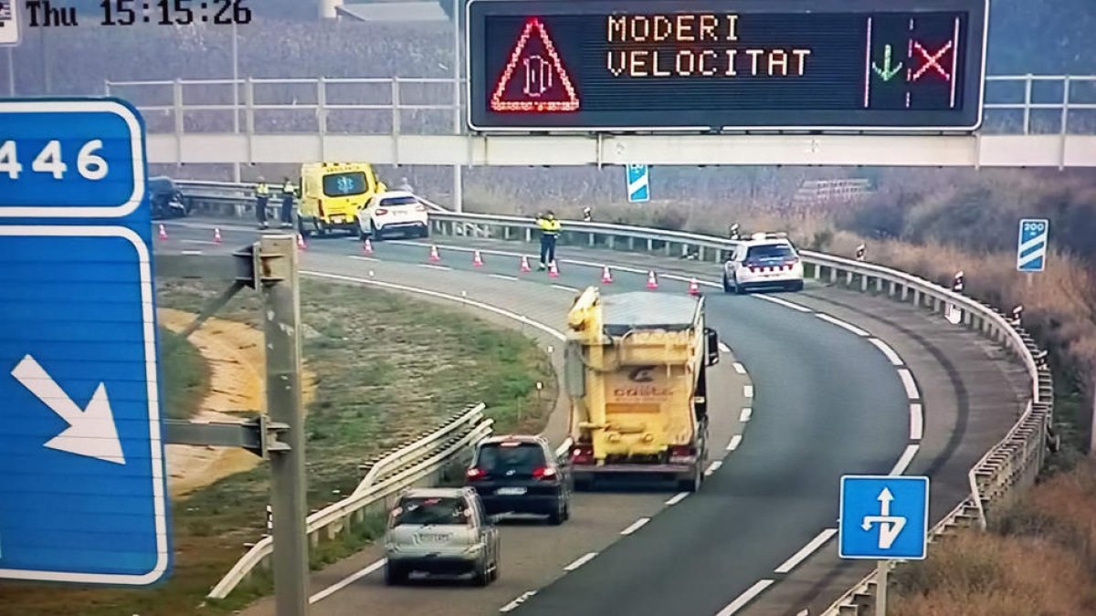 Vista de l’accident que va tenir lloc ahir a l’A-2 a Alcarràs.
