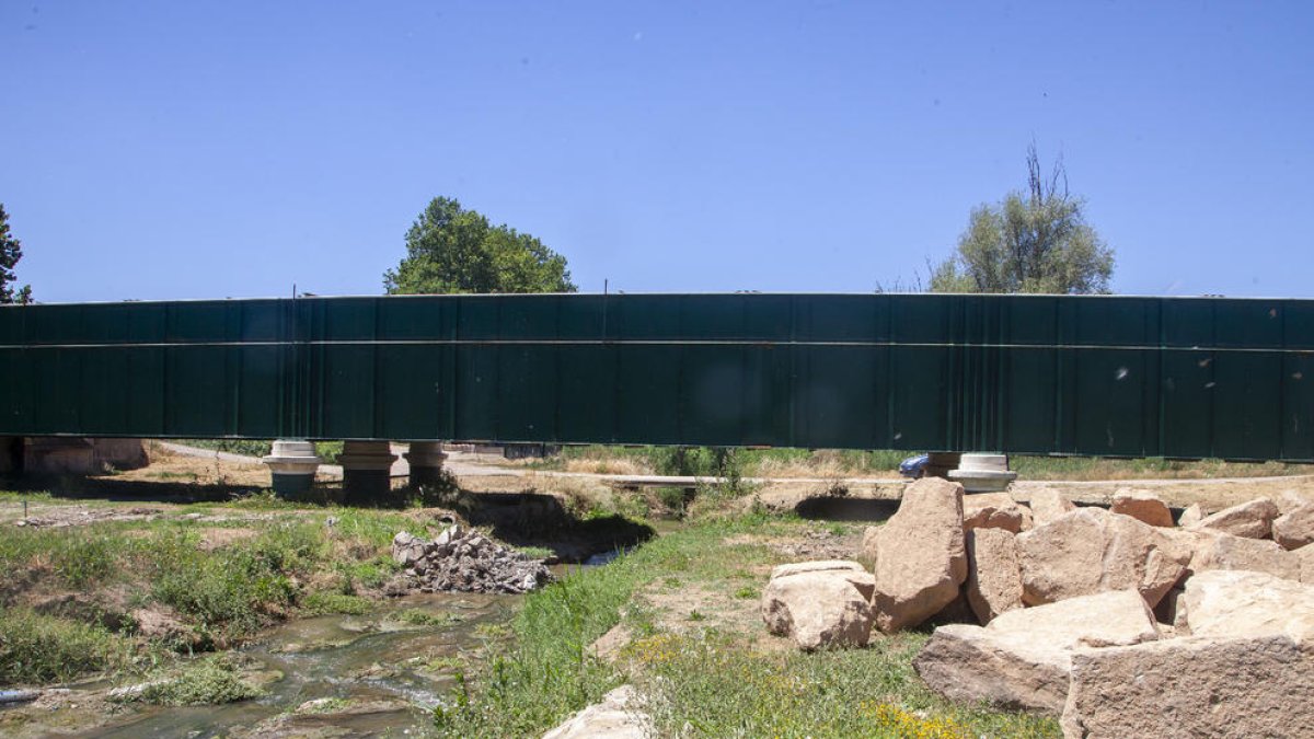 El riu Sió al seu pas per Agramunt a la zona del pont de Ferro.