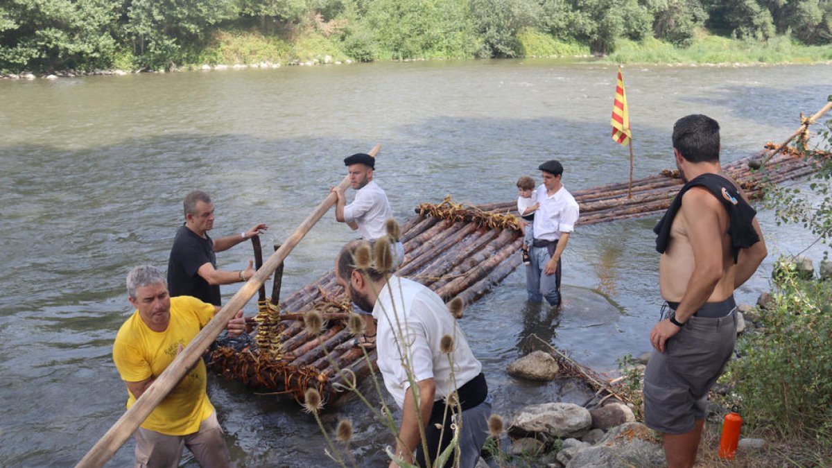Diversos integrants de l'Associació de Raiers de la Ribera del Segre ultimant els darrers preparatius abans de dur a terme una baixada.