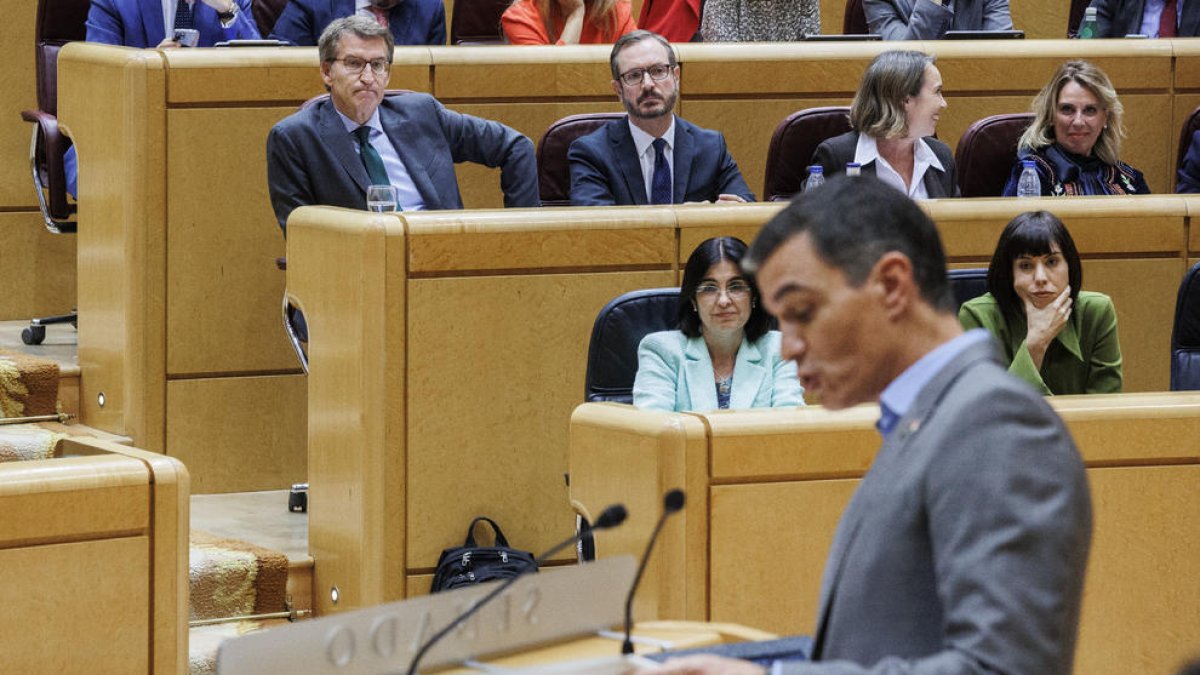 Alberto Núñez Feijóo observa a Pedro Sánchez durante un debate en el Senado el 18 de octubre.