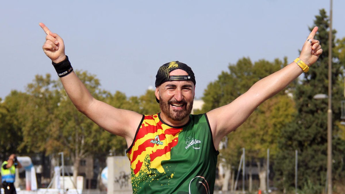 Iván Suárez muestra su felicidad tras concluir la maratón de Lleida en octubre pasado.
