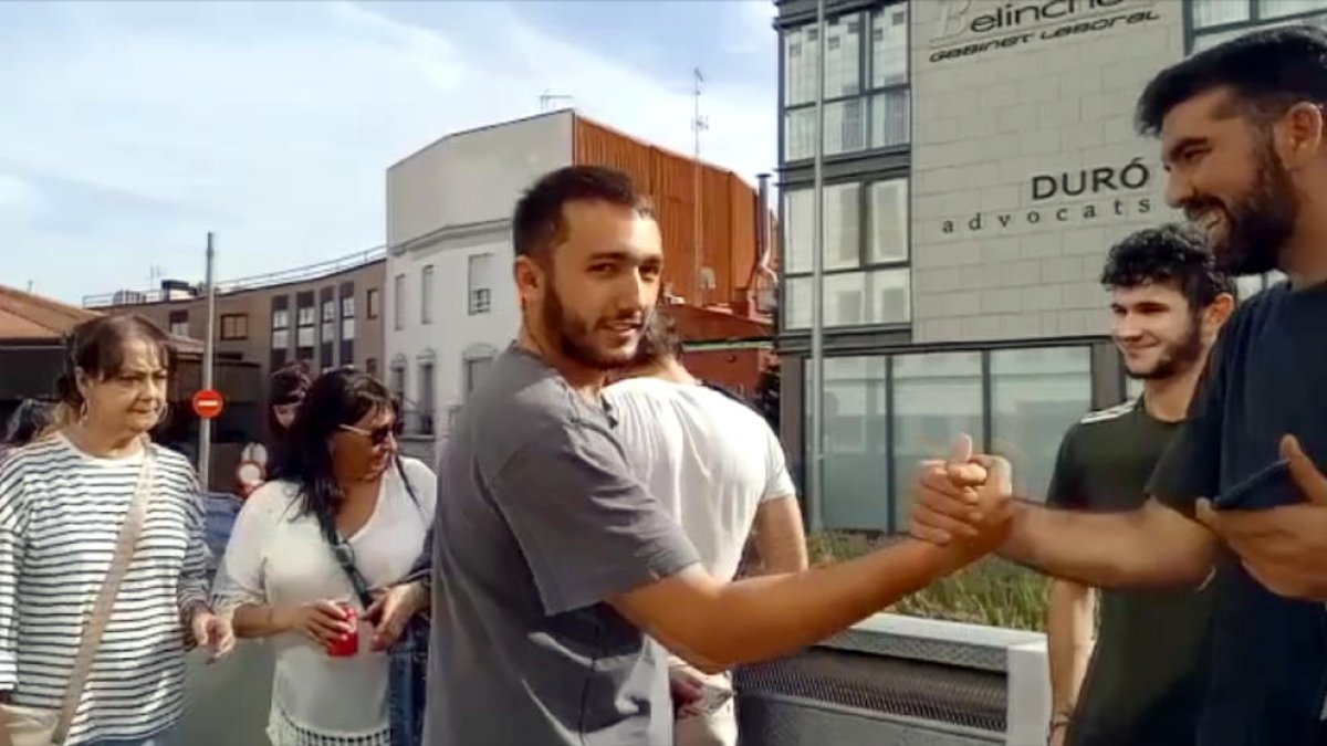 El activista Adam Camon, tras salir de los juzgados ayer.
